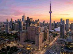 The Ultimate Guide to the Best Hotels in Toronto for Tourists (2026 Edition) Panoramic view of Toronto skyline at sunset featuring the CN Tower and luxury downtown hotels.