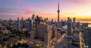 The Ultimate Guide to the Best Hotels in Toronto for Tourists (2026 Edition) Panoramic view of Toronto skyline at sunset featuring the CN Tower and luxury downtown hotels.